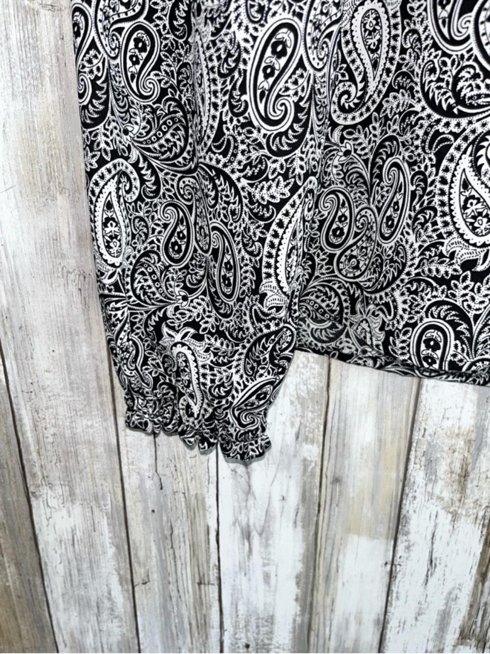 LOFT Outlet Paisley Blouse XS Black White Ruffle Shoulder Boho Peasant Top - Picture 2 of 5